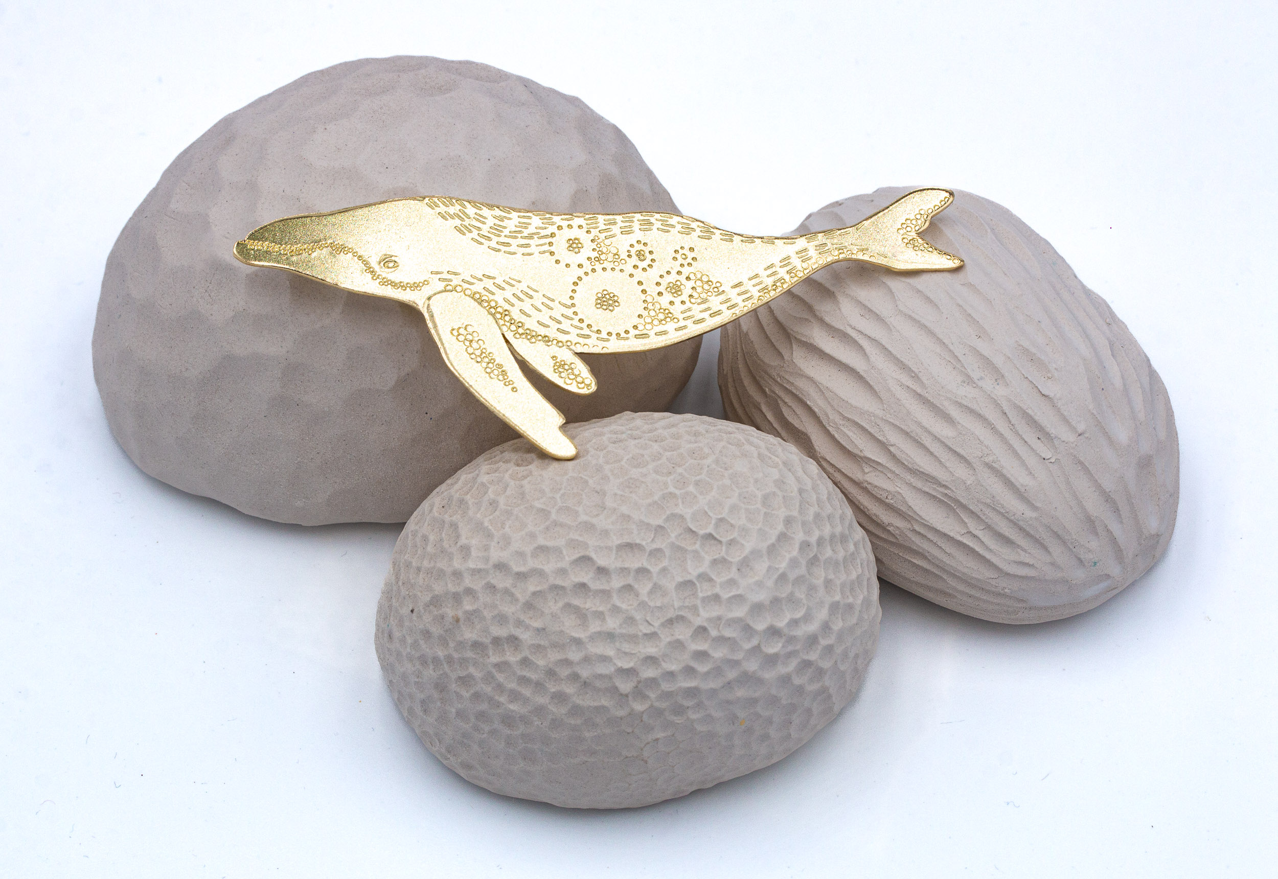 Broche Ancienne En Nacre - Représente Une Baleine - Très Bon état - Occasion