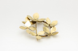 Broche couronne d'hortensias en laiton
