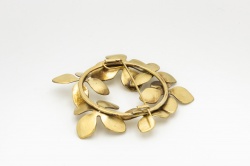 Broche couronne d'hortensias en laiton