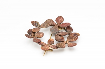 Broche couronne d'hortensias en cuivre