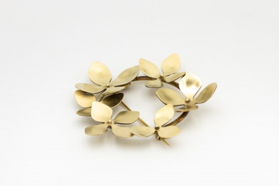 Broche couronne d'hortensias en laiton