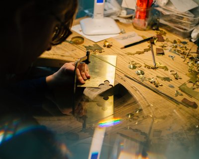 La fille du vent au travail à son établi