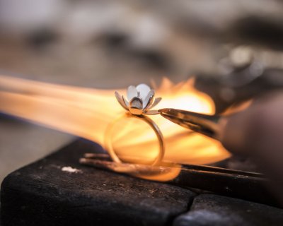 Une bague sous le feux du chalumeau pour une soudure