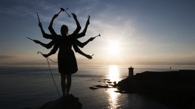 La Fille du Vent, bijoutière créatrice à Brest avec plusieurs bras comme Shiva