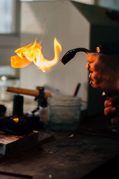 La fille du vent enflamme son chalumeau pour une soudure de métal